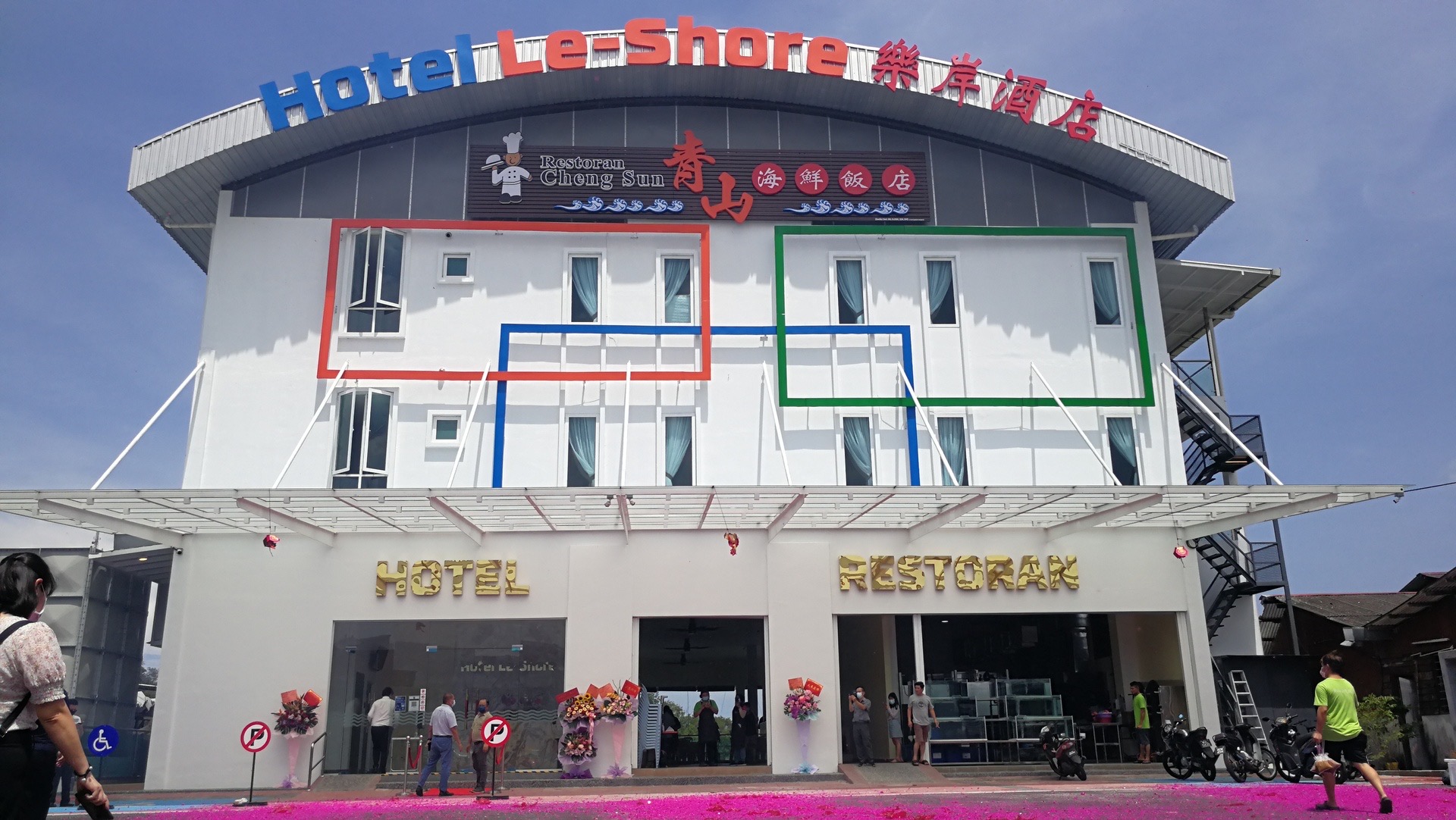 Le-Shore Hotel